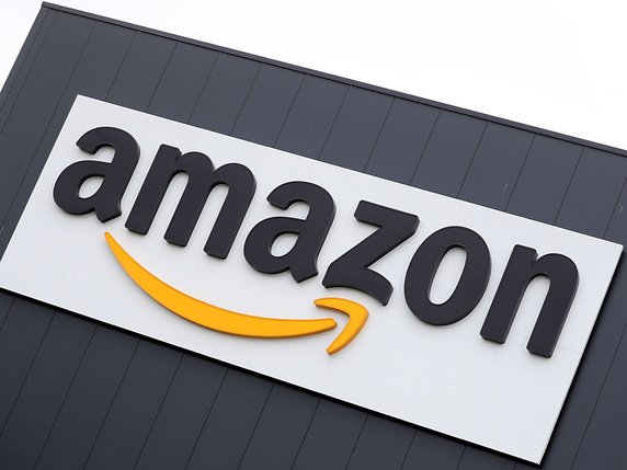 Le géant américain du commerce en ligne Amazon a annoncé mercredi avoir réalisé des ventes historiques à l'occasion de son opération annuelle de super-soldes "Prime Day". © KEYSTONE/EPA/FRIEDEMANN VOGEL