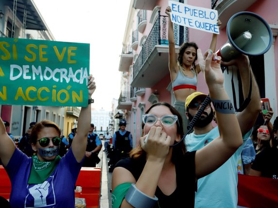 Des milliers de manifestants ont réclamé mercredi la démission du gouverneur de Porto Rico, Ricardo Rossell. © KEYSTONE/EPA EFE/THAIS LLORCA