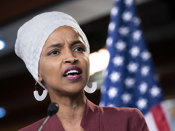 Ilhan Omar dénonce la volonté de M. Trump et de ses partisans de faire taire "le débat démocratique et les divergences d'opinions" dans le pays. © KEYSTONE/AP/J. SCOTT APPLEWHITE