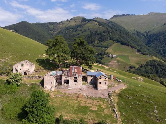 Au pied du Monte Generoso, la ruine de l'ancienne résidece secondaire de la famille Cantoni, datant du 18e siècle. © Keystone/DAVIDE AGOSTA