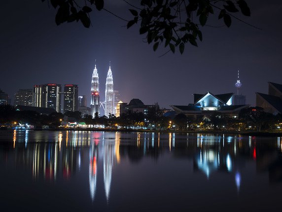 Parmi les oeuvres les plus célèbres de César Pelli figurent les tours jumelles Petronas de Kuala Lumpur, qui culminent à 452 mètres (archives). © KEYSTONE/AP/JOSHUA PAUL