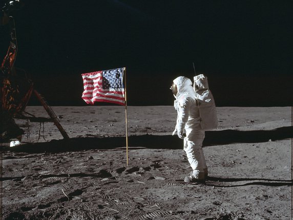 Six drapeaux américains sont restés sur la Lune. Ici Buzz Aldrin le 20 juillet 1969 (archives). © KEYSTONE/AP NASA/NEIL ARMSTRONG