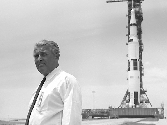 Wernher von Braun posant devant la fusée Saturn V le 10 juillet 1969 (archives). © KEYSTONE/EPA NASA/NASA HANDOUT