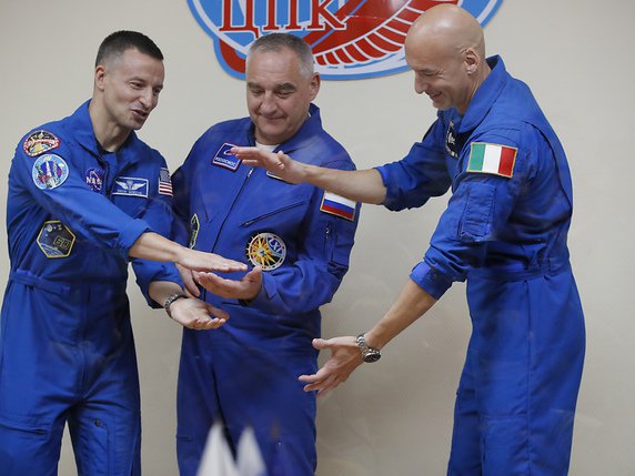 De gauche à droite: l'astronaute américain Andrew Morgan, le cosmonaute russe Alexander Skvortsov et l'astronaute italien Luca Parmitano avant leur départ pour l'ISS. © KEYSTONE/AP/DMITRI LOVETSKY