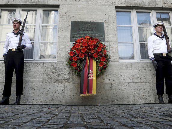 Une couronne a été placée sur la façade du Ministère allemand de la défense à Berlin pour commémorer les héros de l'attentat manqué contre Hitler il y a 75 ans. © KEYSTONE/AP/MICHAEL SOHN