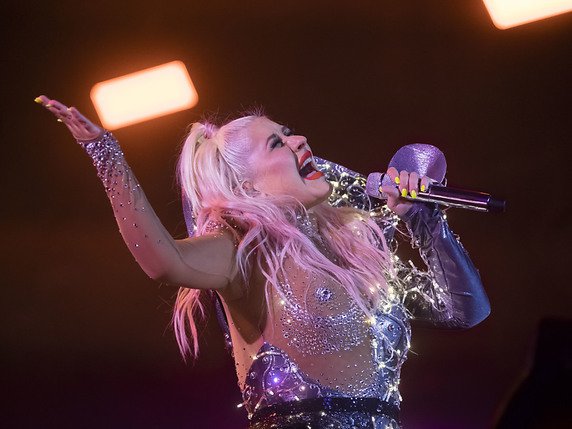 Le concert de la chanteuse américaine Christina Aguilera a mis le feu lundi soir à la Piazza Grande de Locarno lors de l'édition 2019 du festival Moon&Stars. © KEYSTONE/TI-PRESS/PABLO GIANINAZZI