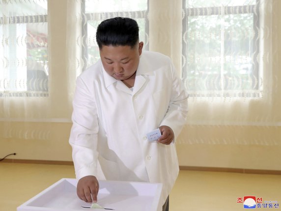 Le leader nord-coréen Kim Jong-un s'est rendu dans un bureau de vote de la province de Hamgyong Nord et a voté pour deux candidats, Ju Song-ho et Jong Song-sik se présentant à des responsabilités dans des comtés de la région, selon KCNA. © KEYSTONE/AP KCNA via KNS