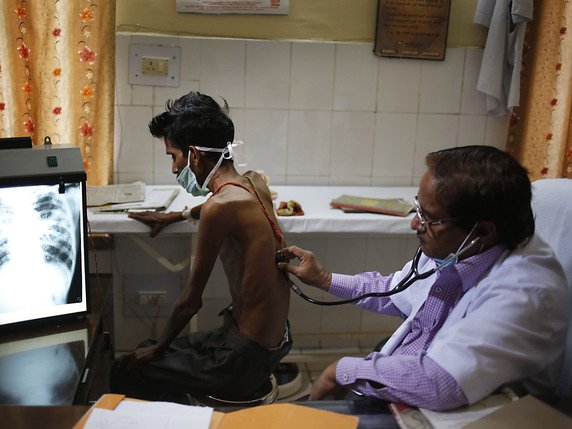 Roche Diagnostics offrira désormais ses services pour le dépistage de la tuberculose notamment dans les pays en voie de développement. (archive) © KEYSTONE/AP/RAJESH KUMAR SINGH