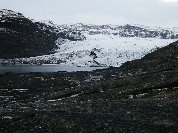 Les 400 massifs glaciaires de l'Islande sont menacés par le réchauffement climatique. Ici, le glacier du volcan Katla (archives). © KEYSTONE/AP/FRANK AUGSTEIN