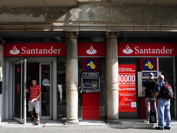 Banco Santander devrait supprimer d'ici la fin de l'année plus de 3200 emplois en Espagne, soit 10% des effectifs dans ce pays, dans le cadre d'une restructuration liée à l'absorption de sa compatriote Banco Popular en 2017. (archives) © KEYSTONE/AP/MANU FERNANDEZ