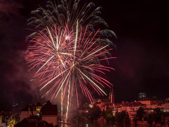 Environ cent mille personnes ont assisté au spectacle pyrotechnique tiré mercredi soir à Bâle en l'honneur de la fête nationale suisse. © Keystone/GEORGIOS KEFALAS