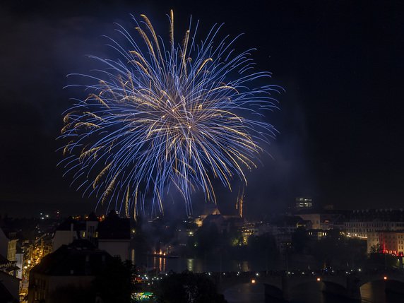 Les fusées ont illuminé mercredi soir le ciel de Bâle en l'honneur de la fête nationale suisse. © Keystone/GEORGIOS KEFALAS