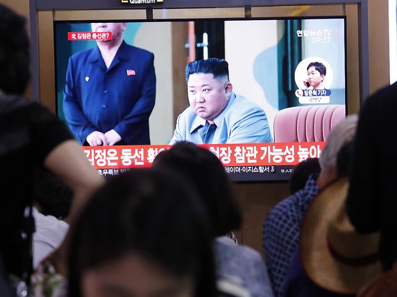 Kim Jong-un a remercié les scientifiques et le personnel ayant "construit un autre magnifique système de lancement multiple de fusées de style coréen". © KEYSTONE/AP/AHN YOUNG-JOON