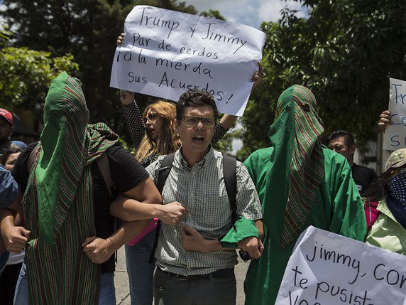 Mercredi, plusieurs dizaines de manifestants, dont des étudiants qui se masquaient le visage, s'étaient donné rendez-vous devant l'hôtel du centre de la capitale qui sert de lieu de réunion aux députés guatémaltèques. © KEYSTONE/AP/OLIVER DE ROS