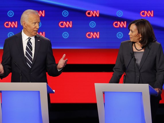 Les deux candidats démocrates Joe Biden et Kamala Harris se sont affrontés sur la réforme du secteur de la santé, thème majeur de ce début de campagne. © KEYSTONE/AP/PAUL SANCYA