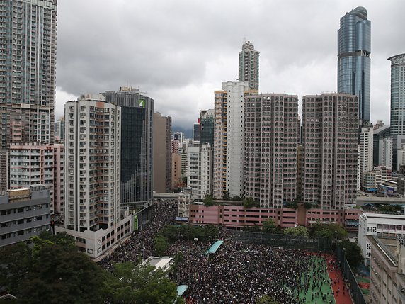 Plusieurs milliers de manifestants se sont retrouvés samedi dans un parc de la banlieue densément peuplée de Mongkok. © KEYSTONE/EPA/JEROME FAVRE