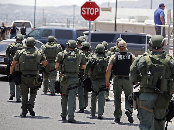 La police d'El Paso a déployé d'importants renforts sur les lieux. © KEYSTONE/EPA/IVAN PIERRE AGUIRRE