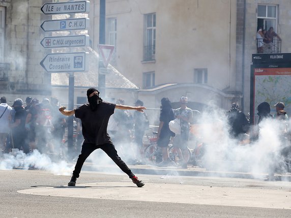 A Nantes, gaz lacrymogène et canon à eau ont répliqué à des jets de projectiles et départs de feu. Plusieurs barricades ont été dressées et des vitrines brisées. © KEYSTONE/EPA/THIBAULT VANDERMERSCH