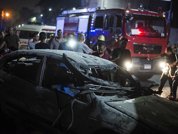 Une explosion s'est produite dans le centre-ville du Caire tuant seize personnes, a fait savoir le ministre égyptien de la Santé dans la nuit de dimanche à lundi. Au moins 21 autres ont été blessées. © KEYSTONE/EPA/MOHAMED HOSSAM