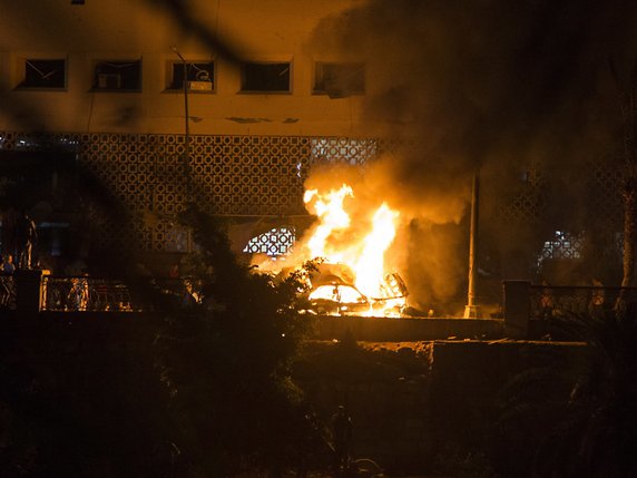 Selon les médias locaux qui citent des témoins, une forte détonation a été entendue près de l'institut national de recherches sur le cancer au Caire et un incendie s'y est déclaré. © KEYSTONE/EPA/MOHAMED HOSSAM