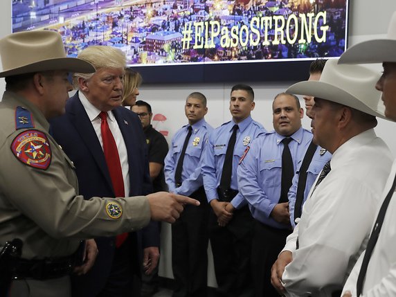Donald Trump a rencontré des policiers à El Paso. © KEYSTONE/AP/EVAN VUCCI