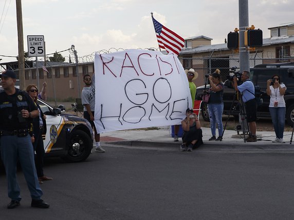 Les manifestants anti-Trump ont été tenus à l'écart du président. © KEYSTONE/AP/EVAN VUCCI