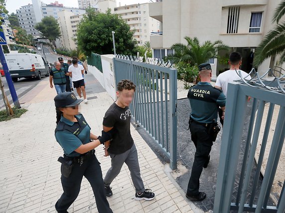 Les cinq Français accusés de viol ont été retrouvés rapidement par la garde civile espagnole grâce à leur profil sur les réseaux sociaux. © KEYSTONE/EPA EFE/MANUEL LORENZO