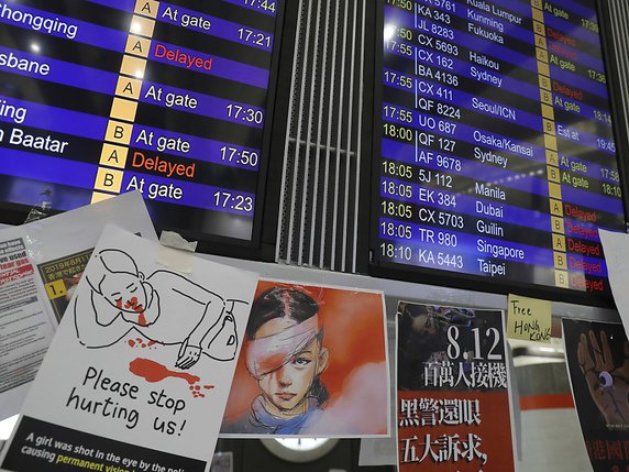 Le trafic a repris mardi à l'aube à l'aéroport de Hong Kong. © KEYSTONE/AP/KIN CHEUNG