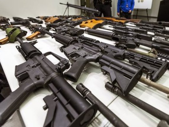 En perquisitionnant chez le suspect, les policiers ont découvert quinze fusils d'assaut, dix pistolets semi-automatiques, des munitions ainsi que des tenues de camouflage. © AP / Damian Dovarganes