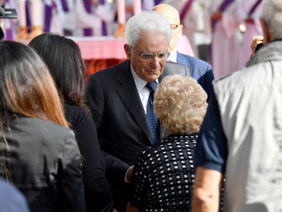 Le président italien Sergio Mattarella a rencontré des victimes et leurs proches avant la cérémonie. © KEYSTONE/EPA ANSA/LUCA ZENNARO