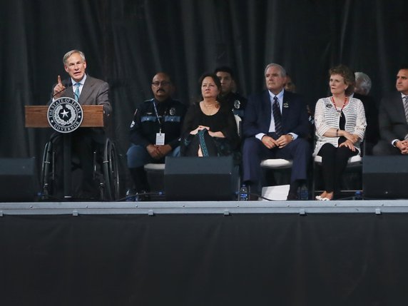 "Nous ne laisserons pas la haine attiser davantage de haine", a de son côté lancé le gouverneur du Texas, Greg Abbott, dénonçant le "terrorisme intérieur". © KEYSTONE/AP The El Paso Times/BRIANA SANCHEZ