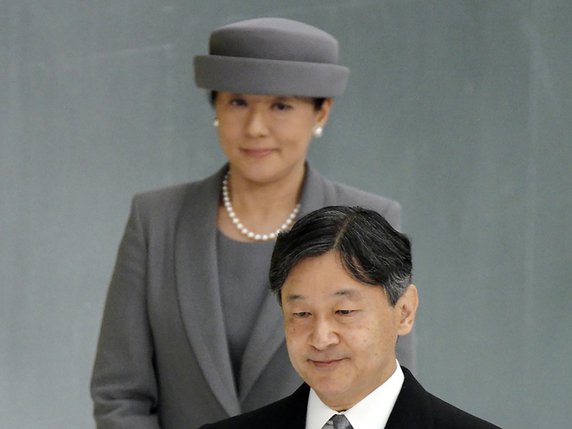 En présence de plus de 6000 invités, l'empereur Naruhito, vêtu d'un costume noir queue-de-pie, participait à cette cérémonie annuelle, la première de l'ère Reiwa ("belle harmonie") avec son épouse, l'impératrice Masako, en tailleur-jupe gris et coiffée d'un petit chapeau rond assorti. © KEYSTONE/AP/EUGENE HOSHIKO