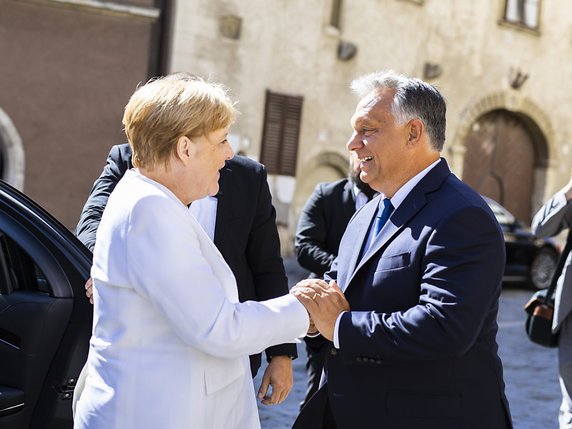 Viktor Orban a accueilli Angela Merkel à son arrivée à Sopron. © KEYSTONE/AP MTI/Hungarian Prime Minister's Press Office/B. SZECSODI