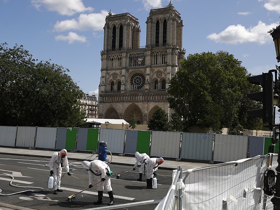 Les personnes pénétrant dans le chantier de la cathédrale Notre-Dame de Paris doivent passer par une unité de décontamination. © KEYSTONE/AP/FRANCOIS MORI