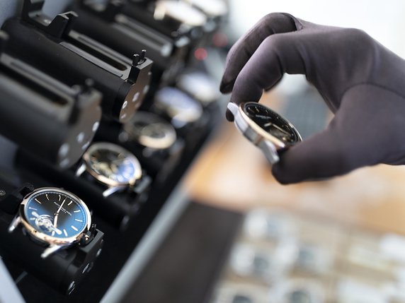 Les exportations horlogères en juillet ont été portées par les montres haut de gamme, alors que celles d'entrée de gamme ont fondu de plus d'un quart. (archives) © KEYSTONE/GAETAN BALLY