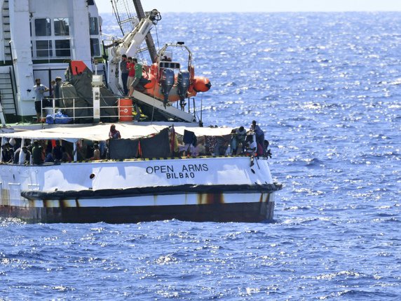 Certains migrants se trouvent à bord de l'Open Arms depuis 19 jours. © KEYSTONE/AP/SALVATORE CAVALLI