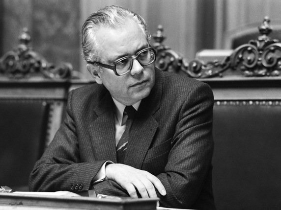 Le socialiste Watler Buser (1926-2019) dans son rôle de chancelier de la Confédération lors de la session d'hiver du Conseil national en 1985 (archive). © KEYSTONE/STR