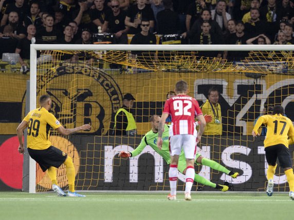 De retour de blessure, Guillaume Hoarau a permis à Young Boys d'accrocher le 2-2 sur penalty. © KEYSTONE/PETER SCHNEIDER