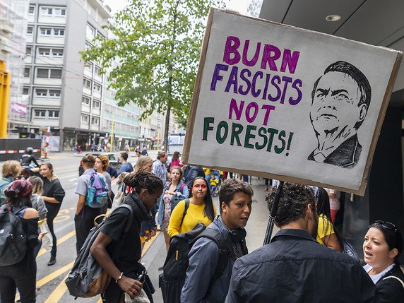 Une manifestation anti-Bolsonaro a rassemblé une centaine de personnes vendredi à Genève devant le consulat du Brésil. © KEYSTONE/MARTIAL TREZZINI
