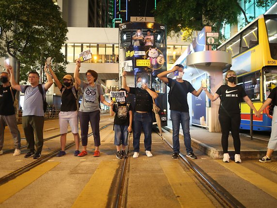 Les manifestants, jeunes et moins jeunes, scandaient "Libérez Hong Kong". L'idée du "Hong Kong Way" a été lancé par les manifestants actifs sur les médias sociaux, qui ont recours depuis plusieurs jours à des tactiques non violentes pour faire entendre leur voix. © KEYSTONE/EPA/JEROME FAVRE