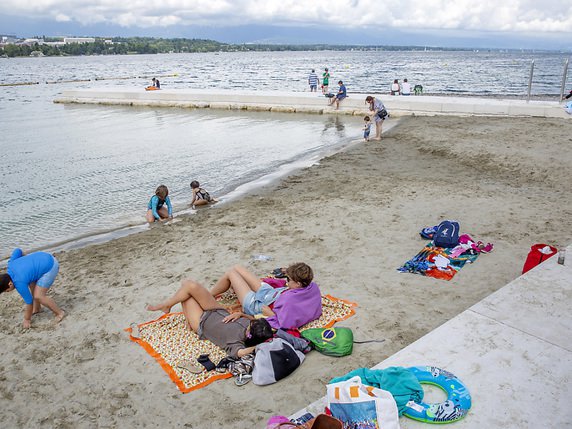 La nouvelle plage des Eaux-Vives a des airs de bords de mer en plein-centre ville de Genève. © KEYSTONE/MAGALI GIRARDIN
