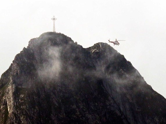 Les secouristes sont partis samedi en hélicoptère pour le gouffre Wielka Sniezna, dans les monts Tatras (archives). © KEYSTONE/EPA PAP/GRZEGORZ MOMOT
