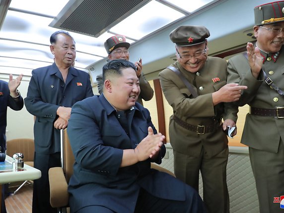 Pour Kim Jong-un, le nouveau système de lanceur de missiles multiple est "une grande arme" (archives). © KEYSTONE/EPA KCNA