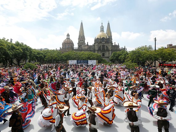 Le livre Guinness des records a enregistré la participation de 882 personnes dansant au rythme de la musique mariachi samedi dans la ville mexicaine de Guadalajara. © KEYSTONE/EPA EFE/FRANCISCO GUASCO