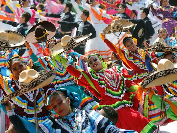 Jamais une danse folklorique n'avait rassemblé autant de participants. © KEYSTONE/EPA EFE/FRANCISCO GUASCO
