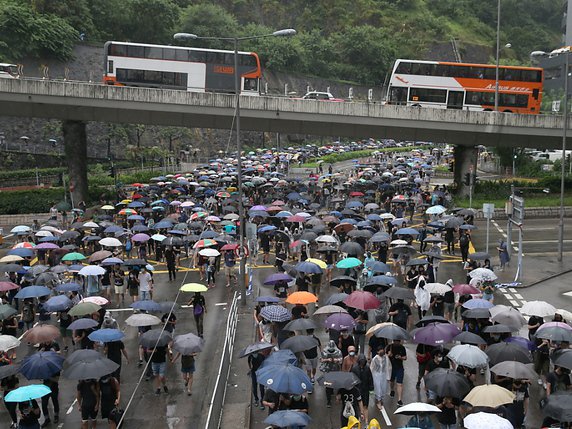 L'après-midi de dimanche avait commencé par une marche autorisée de milliers de Hongkongais pacifiques sous leurs parapluies. © KEYSTONE/EPA/JEROME FAVRE