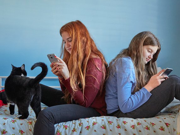 La quasi-totalité des jeunes interrogés apprécient de pouvoir être constamment en contact avec d'autres et de se connecter à internet quand ils s'ennuient (image d'illustration). © KEYSTONE/CHRISTOF SCHUERPF