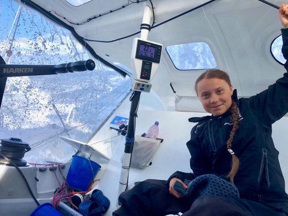 Greta Thunberg a célébré le 20 août, à bord du voilier, un an de "Grève pour le climat". © KEYSTONE/EPA GRETA THUNBERG MEDIA/GRETA THUNBERG MEDIA HANDOUT