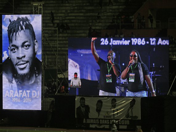 DJ Arafat, de son vrai nom Ange Didier Houon, est mort le 12 août des suites d'un accident de moto à Abidjan. L'annonce de sa mort avait donné lieu à des scènes d'hystérie parmi ses fans et a suscité un émoi national en Côte d'Ivoire. © KEYSTONE/EPA/LEGNAN KOULA