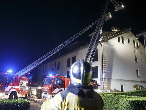 Un incendie s'est déclaré dans la nuit de vendredi à samedi dans un petit immeuble situé dans le quartier résidentiel de Conches en périphérie de la ville de Genève. © KEYSTONE/SALVATORE DI NOLFI
